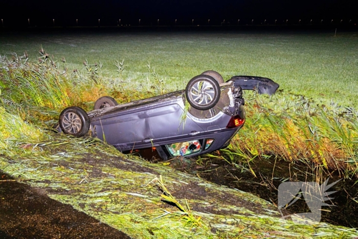 Auto slaat over de kop en belandt in sloot