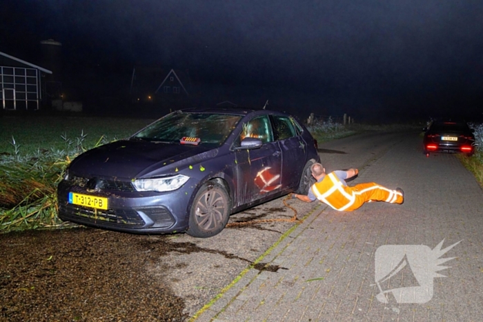 Auto slaat over de kop en belandt in sloot