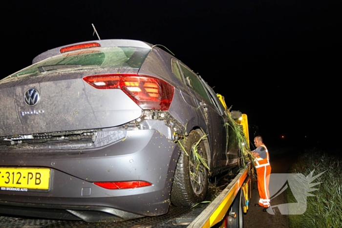 Auto slaat over de kop en belandt in sloot