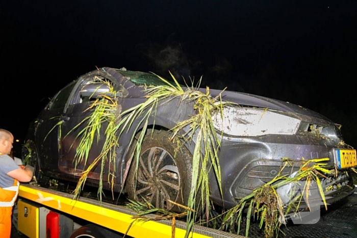 Auto slaat over de kop en belandt in sloot