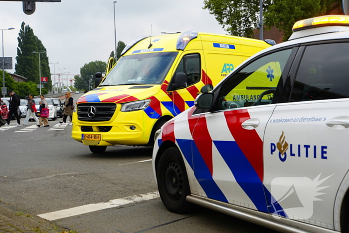 Bestelbus met laadbak botst op personenauto