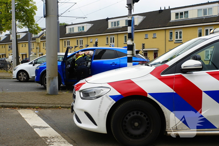 Bestelbus met laadbak botst op personenauto