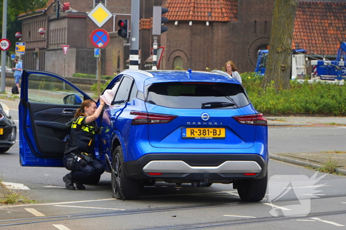 Bestelbus met laadbak botst op personenauto