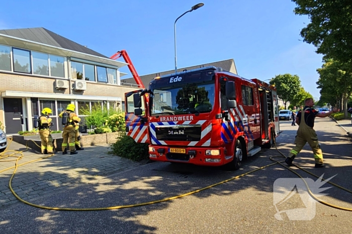 Brand op dak van woning