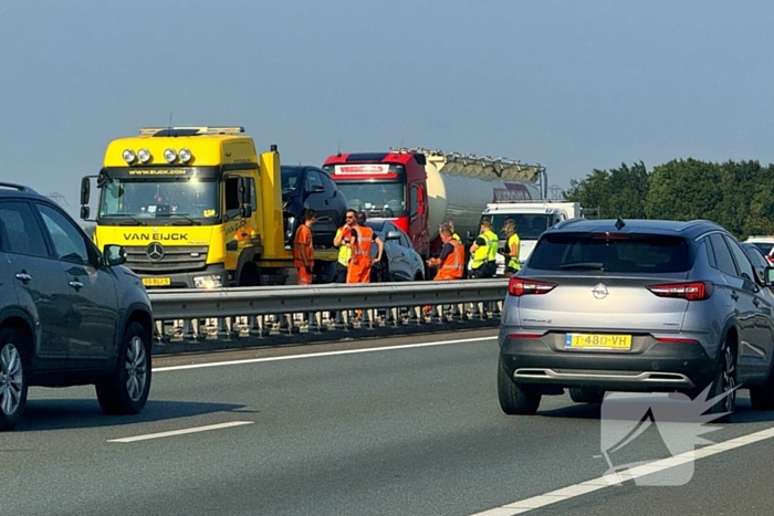 Botsing tussen twee auto's leidt tot vertraging op de snelweg