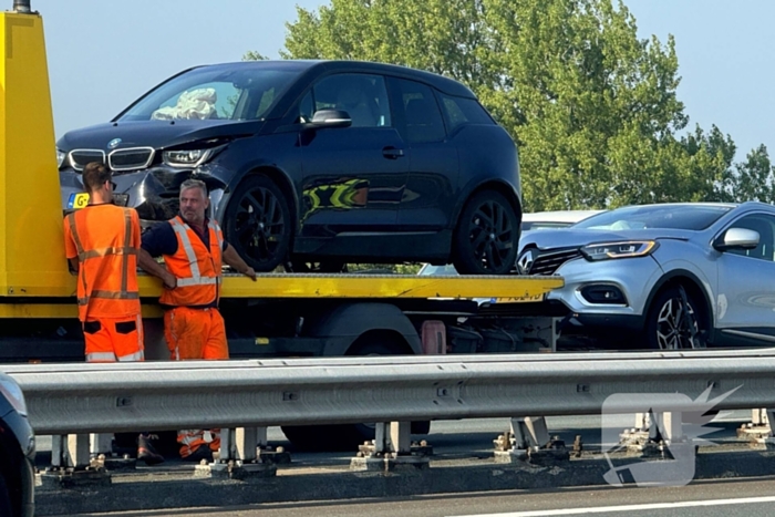 Botsing tussen twee auto's leidt tot vertraging op de snelweg