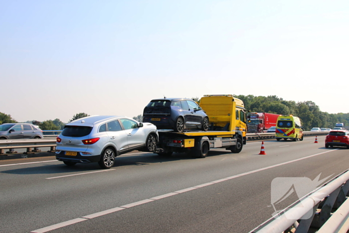 Botsing tussen twee auto's leidt tot vertraging op de snelweg