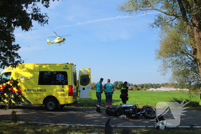 Traumahelikopter ingezet na botsing tussen motor en auto