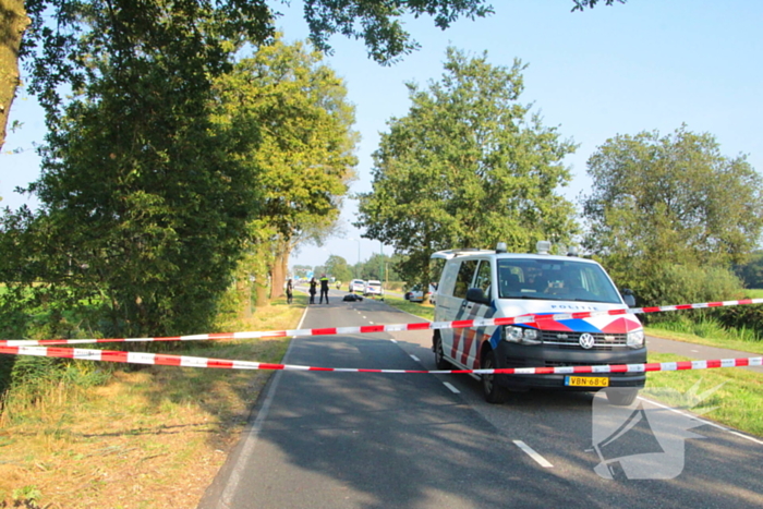 Traumahelikopter ingezet na botsing tussen motor en auto