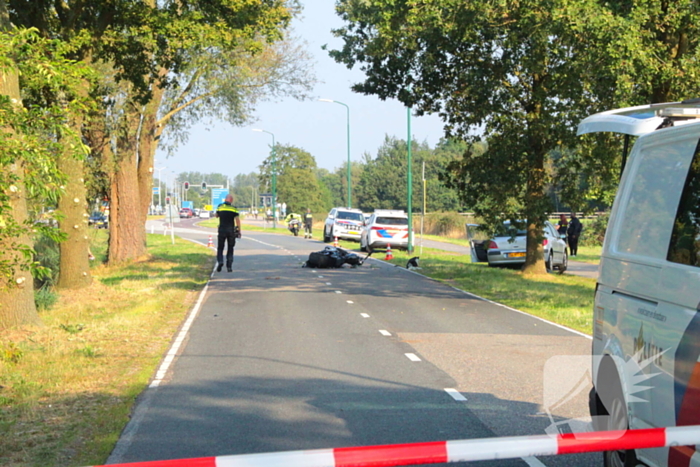 Traumahelikopter ingezet na botsing tussen motor en auto