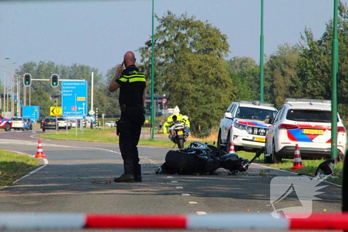 Traumahelikopter ingezet na botsing tussen motor en auto