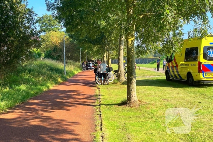 Meerdere personen mishandelen persoon in park