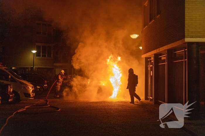 Brand verwoest auto en beschadigt appartementencomplex