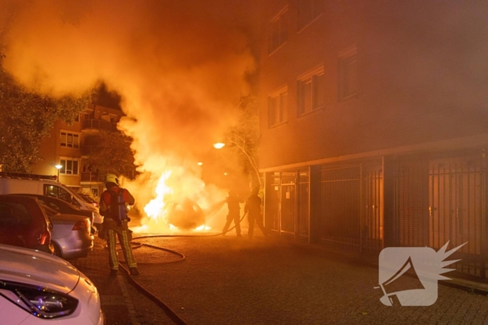 Brand verwoest auto en beschadigt appartementencomplex