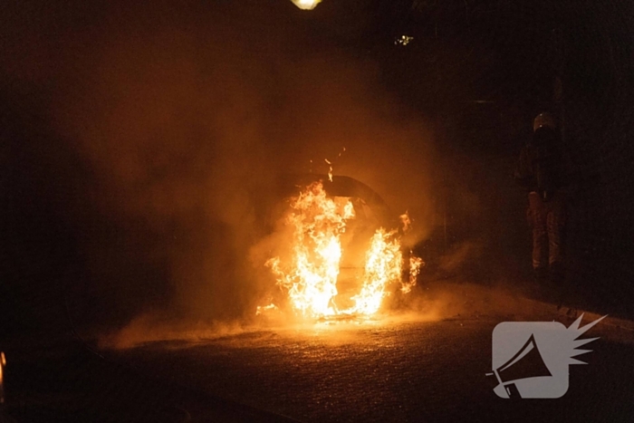 Brand verwoest auto en beschadigt appartementencomplex