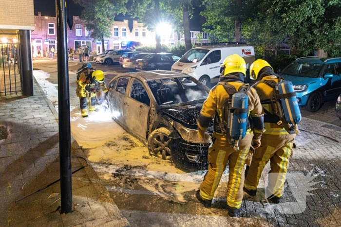 Brand verwoest auto en beschadigt appartementencomplex