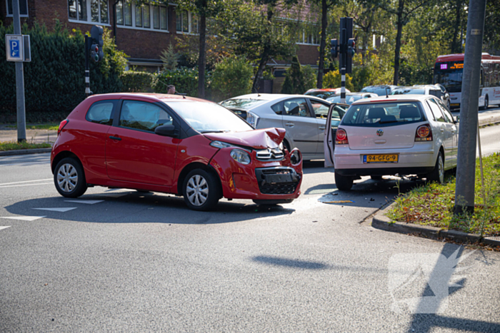 Bestuurder gewond bij aanrijding, politie regelt verkeer