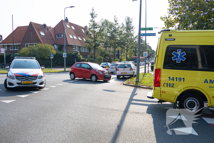 Bestuurder gewond bij aanrijding, politie regelt verkeer