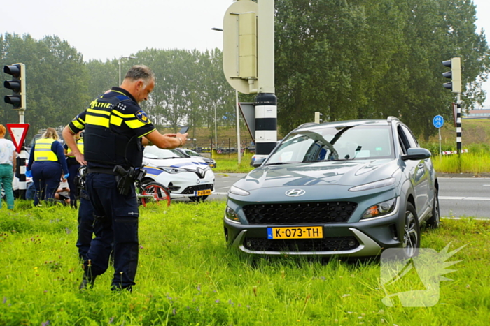 Fietser rijdt door rood en wordt aangereden door personenauto