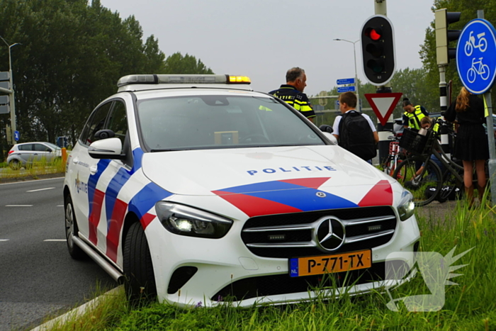 Fietser rijdt door rood en wordt aangereden door personenauto