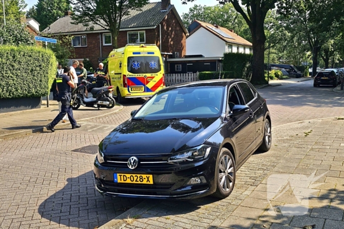 Scooterrijder en automobilist botsen op kruising