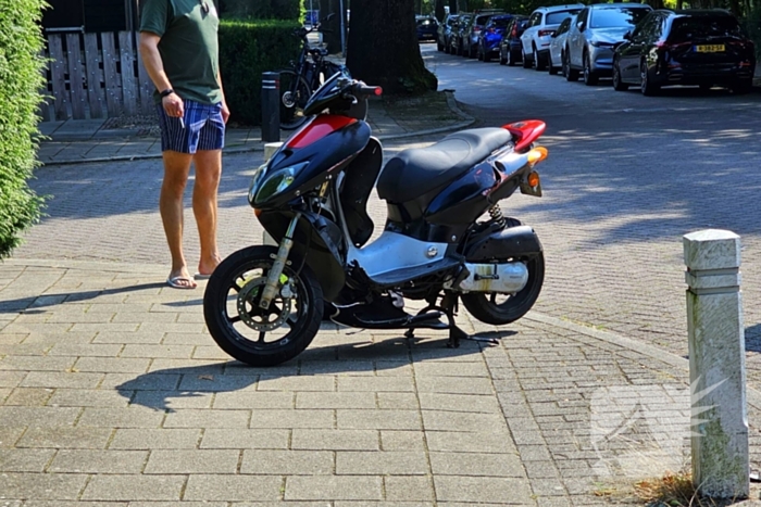 Scooterrijder en automobilist botsen op kruising