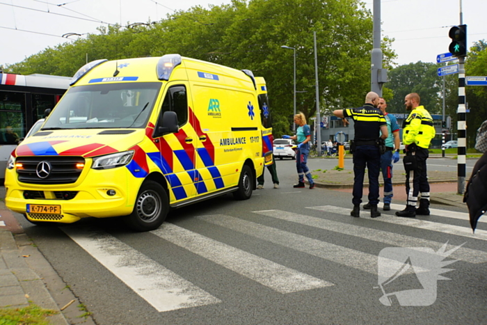 Personenauto rijdt door na veroorzaken verkeersongeval met scootmobiel