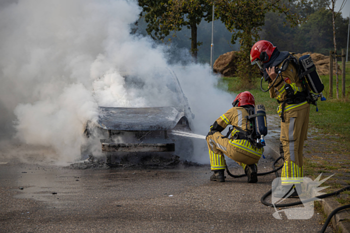 Personenwagen verwoest door brand