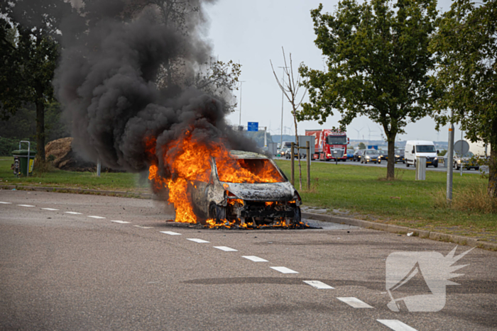 Personenwagen verwoest door brand