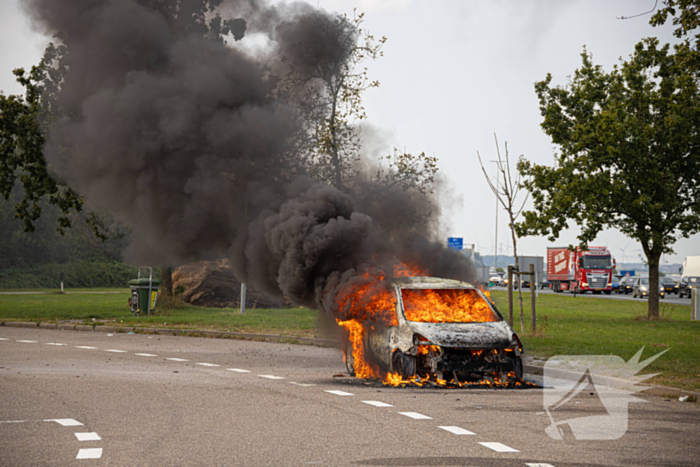 Personenwagen verwoest door brand