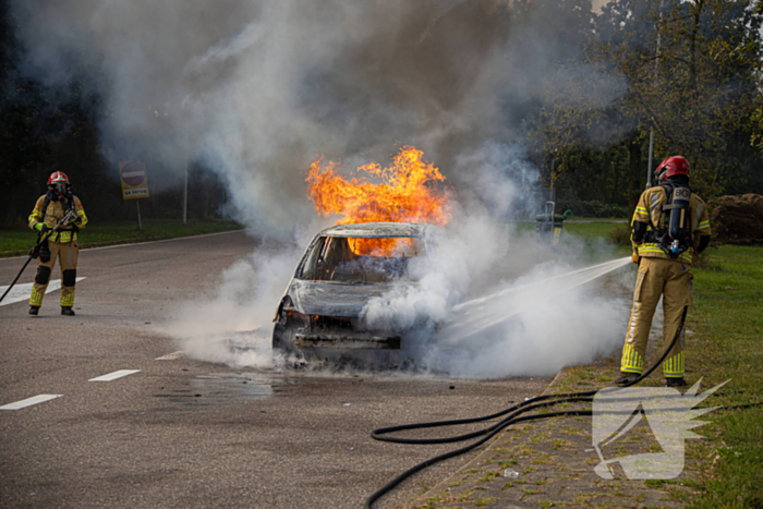 Personenwagen verwoest door brand