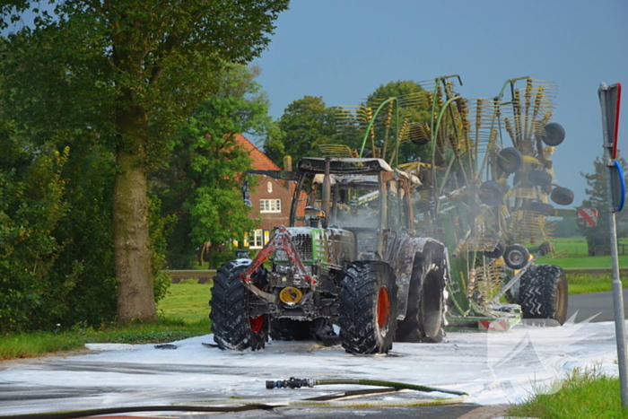 Tractor brandt volledig uit