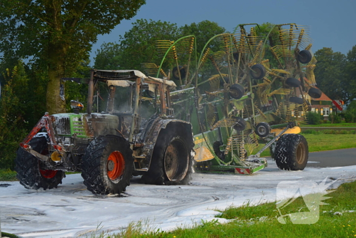 Tractor brandt volledig uit