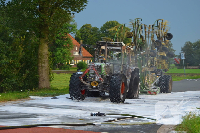 Tractor brandt volledig uit