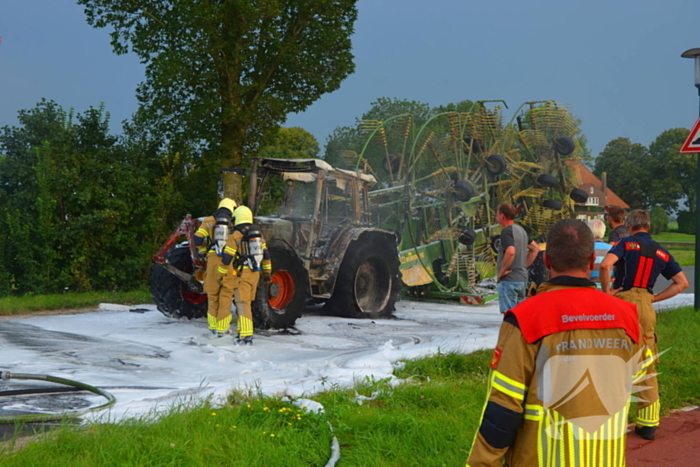 Tractor brandt volledig uit