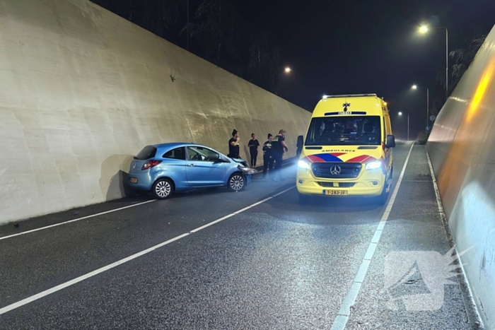 Auto botst op betonnen wand