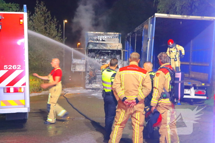 Vrachtwagencabine verwoest door brand