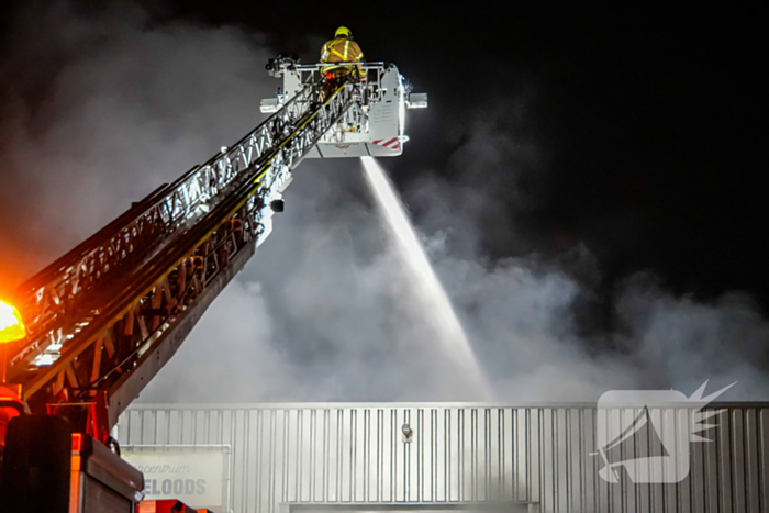 Blusrobot ingezet bij zeer grote brand in bedrijfspand