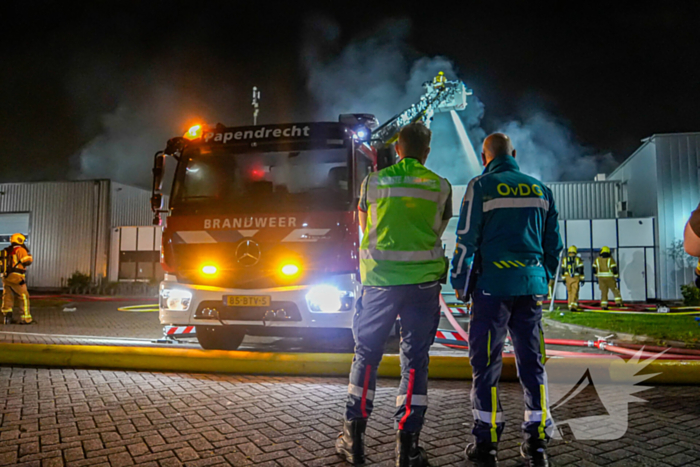 Blusrobot ingezet bij zeer grote brand in bedrijfspand