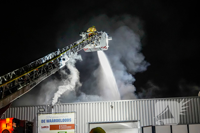 Blusrobot ingezet bij zeer grote brand in bedrijfspand