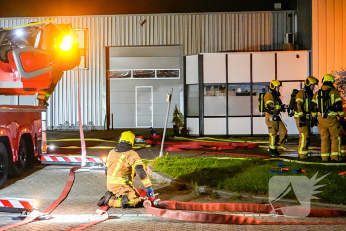 Blusrobot ingezet bij zeer grote brand in bedrijfspand