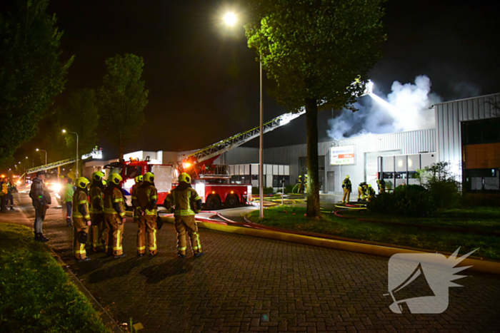 Blusrobot ingezet bij zeer grote brand in bedrijfspand