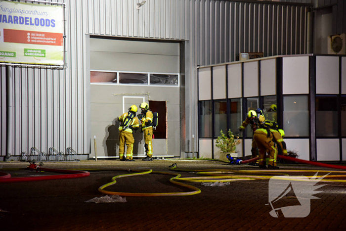 Blusrobot ingezet bij zeer grote brand in bedrijfspand