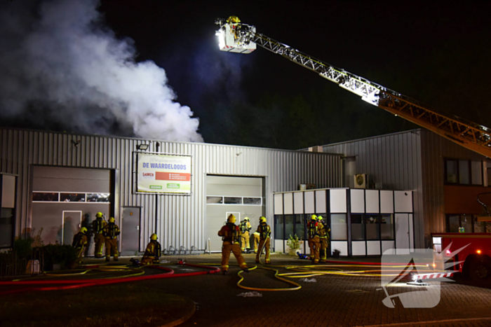 Blusrobot ingezet bij zeer grote brand in bedrijfspand