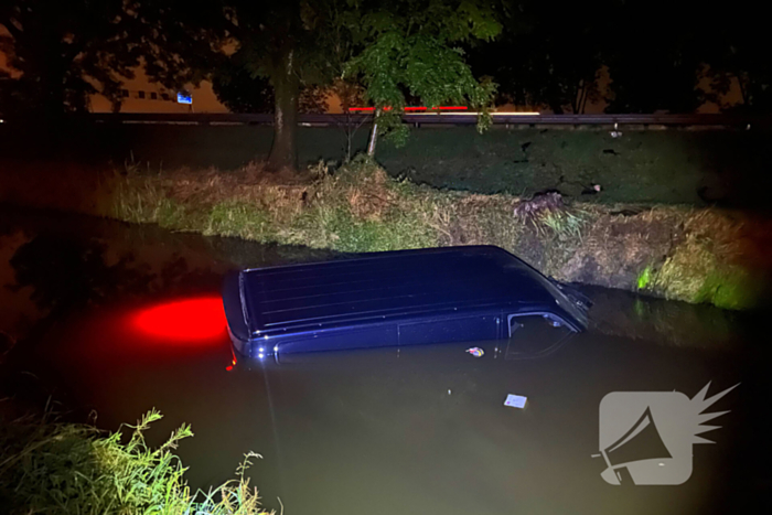 Bergingsbedrijf haalt bestelwagen uit sloot