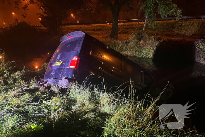 Bergingsbedrijf haalt bestelwagen uit sloot