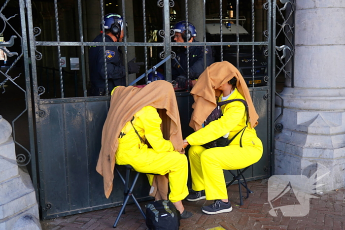 Rijksmuseum dicht wegens blokkade XR, politie treedt op