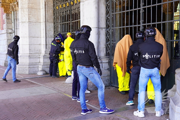 Rijksmuseum dicht wegens blokkade XR, politie treedt op