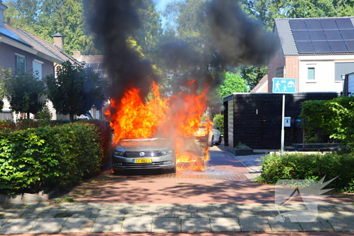 Felle autobrand slaat over naar heg