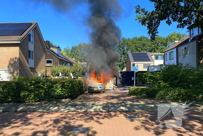 Felle autobrand slaat over naar heg